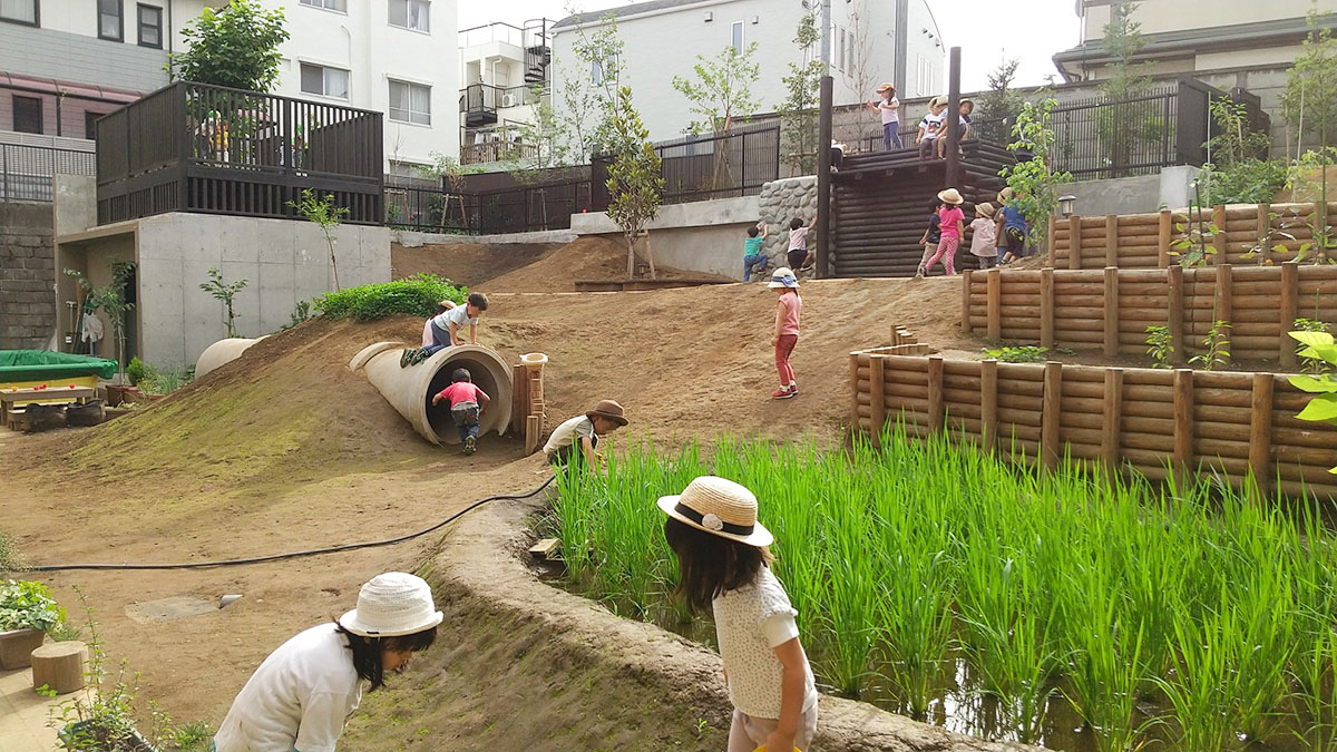 写真：庭園で遊ぶ子どもたち